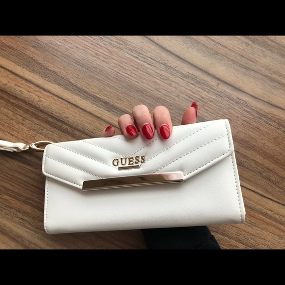 Guess white wristlet - Picture 1 of 2